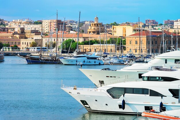 イタリア、シラクーサ-2017年9月28日：イタリア、シチリア島、シラクーサの地中海のヨット