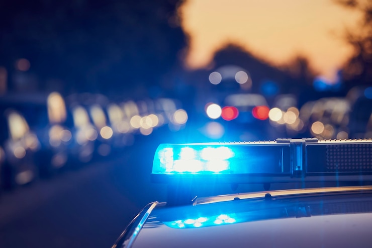 Photo siren light on roof of police car at night street themes crime emergency and help