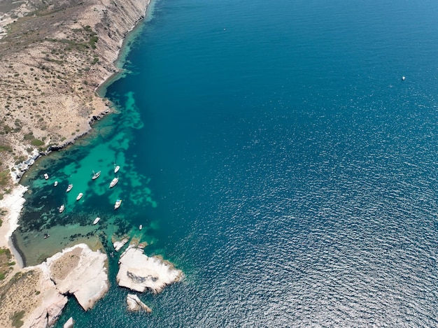 Sirene rockt in de Griekse mythologie, een wezen half vogel en half vrouw die zeelieden naar de vernietiging lokte door de zoetheid van haar lied in Phokaia (Foca), Izmir, Turkije. Luchtfotografie met drone