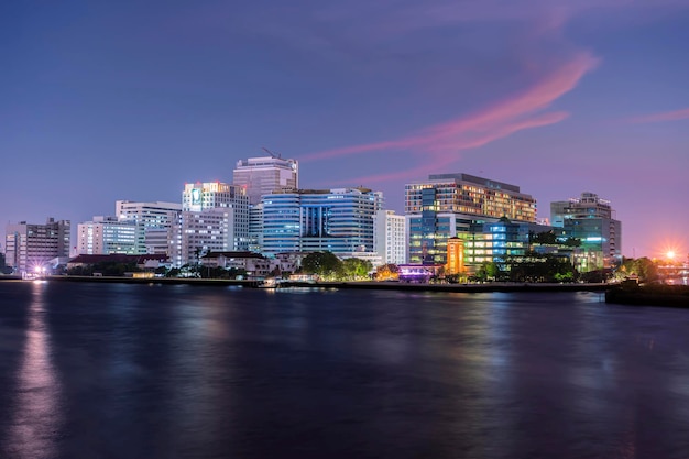 Siriraj hospital een groot overheidsziekenhuis in bangkok, thailand, gelegen aan de chao phraya-rivier