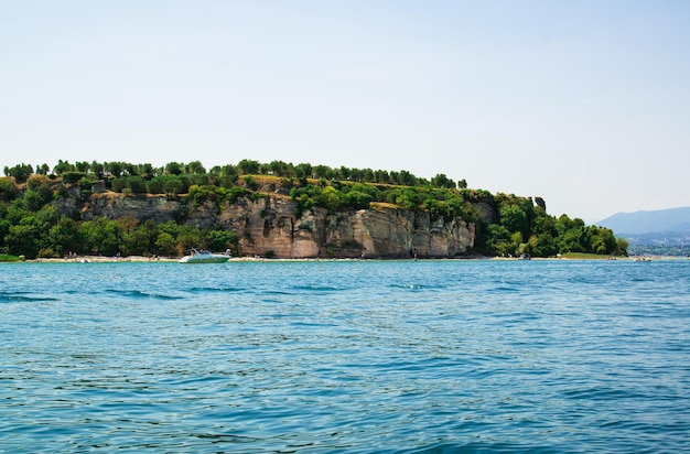 Sirmione Gardameer Italië uitzicht op de ruïnes van de grot van Catullus Romeins privé-gebouw