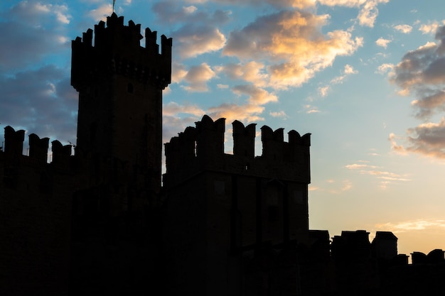 Sirmione Italië kasteel aan het Gardameer Schilderachtig middeleeuws gebouw op het water