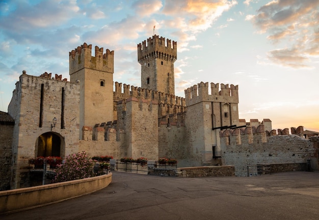 Castello di sirmione italia sul lago di garda scenico edificio medievale sull'acqua