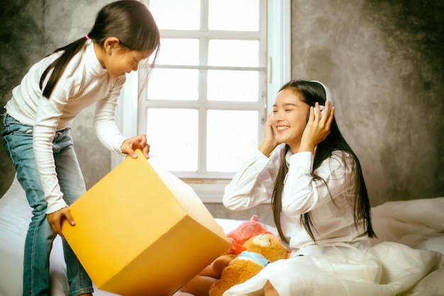 写真 姉と娘がベッドに横になっていると遊ぶ