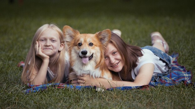 写真 姉妹とその犬