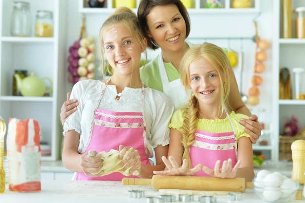 Sorelle e mamma in cucina