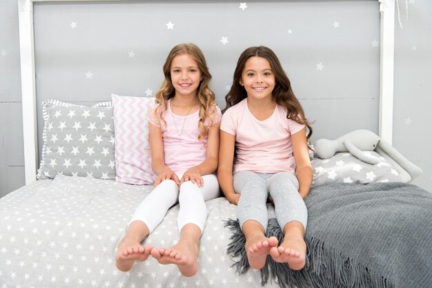 Sisters older or younger major factor in siblings having more positive emotions Benefits having sister Girls sisters spend pleasant time communicate in bedroom Awesome perks of having sister