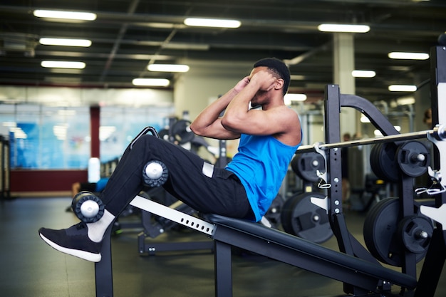 Sit-ups in de sportschool