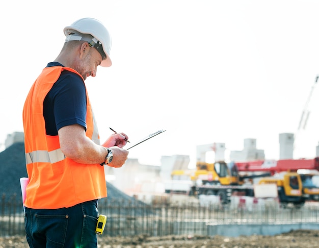 Site engineer op een bouwplaats