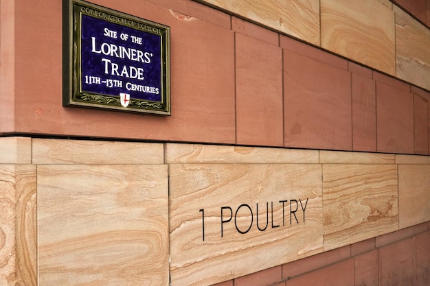 Site van Loriners' Trade-bord aan de muur van No 1 Poultry in Londen