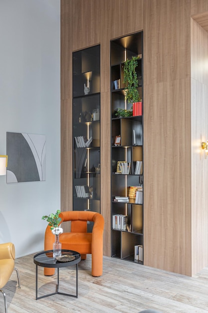 Зал с двумя мягкими стильными креслами в огромной современной просторной квартире с высокими потолками в стиле лофт деревянное украшение и серые стены