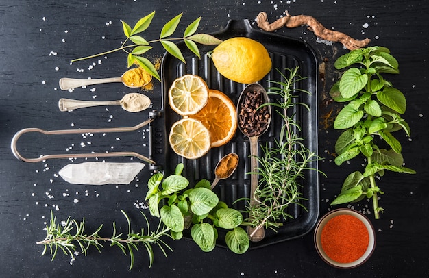 Foto situatie met kruiden en ingrediënten op donker