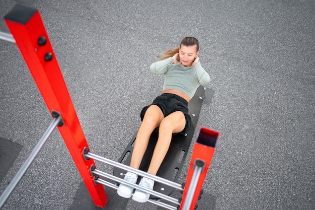 Situps-oefeningen Actieve, sportieve vrouw die situps doet