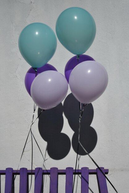 Foto sei palloncini con ombre sul muro durante la celebrazione del sesto compleanno
