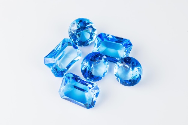 白い背景の上の6つの円形と長方形の青い宝石