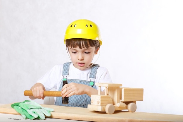 Фото Шесть лет мальчик с набором инструментов. крупным планом
