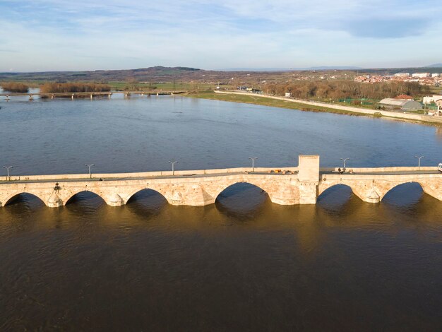 Photo sixteenth century old bridge over maritsa river in svilengrad bulgaria