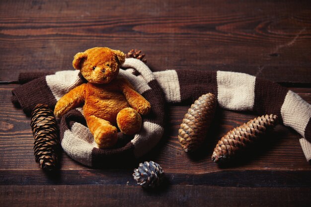 Sjaal en teddybeer op houten tafel