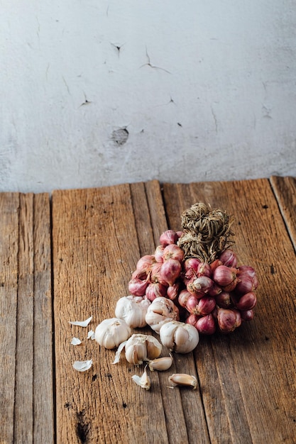 sjalotten met knoflook op houten tafel