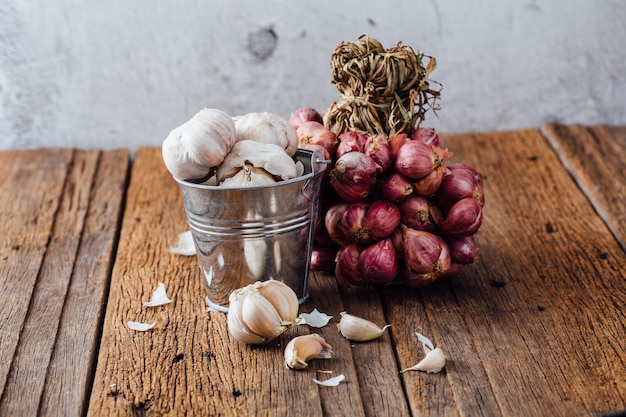 sjalotten met knoflook op houten tafel