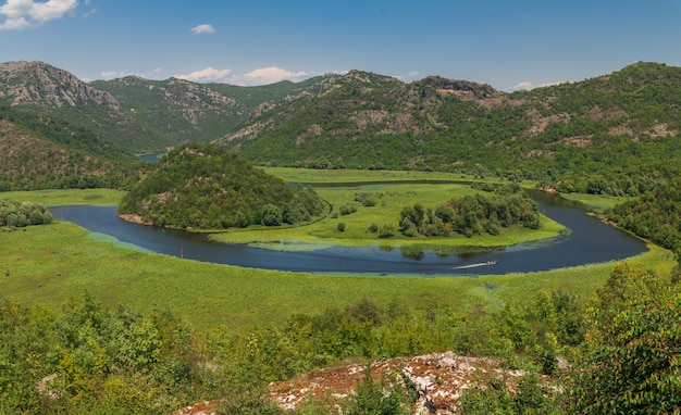 Skadarmeer en Crnojevica-rivier in Montenegro