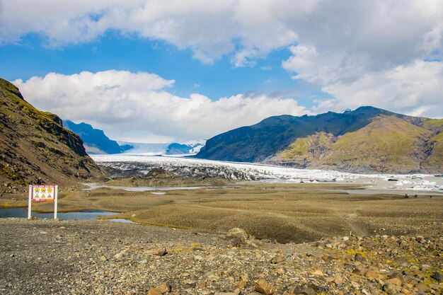 Скафтафетль в национальном парке Ватнайокудль с ледниковыми лагунами, водопадами, снежно-зелеными горами