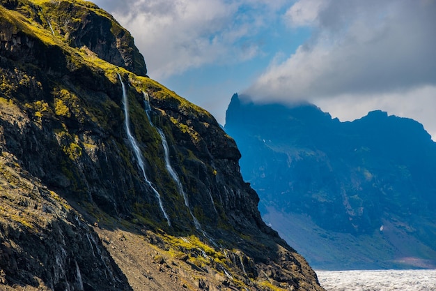 Скафтафетль в национальном парке Ватнайокудль с ледниковыми лагунами, водопадами, снежно-зелеными горами