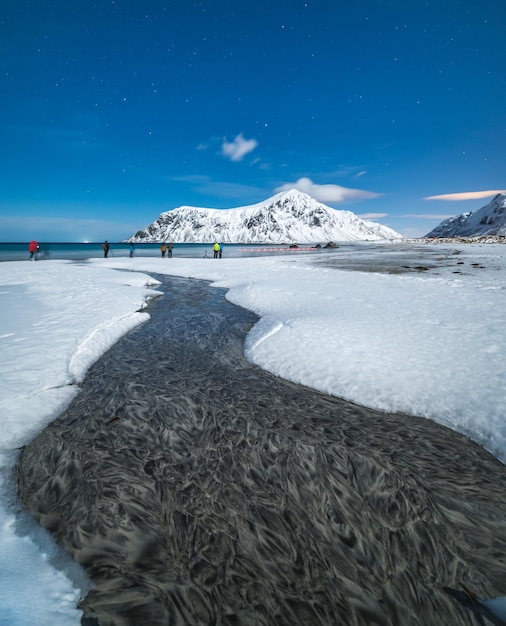 冬の夜のスカグサンデンビーチ。ノルウェーのロフォーテン諸島。