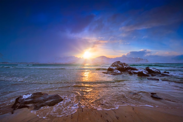 Skagsandenstrand op zonsondergang, Lofoten-eilanden, Noorwegen