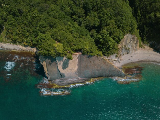 Skala Kiseleva는 Krasnodar Territory의 Tuapse 지역 영토에있는 천연 기념물입니다. 위에서 공중 보기입니다. 4K 영상.