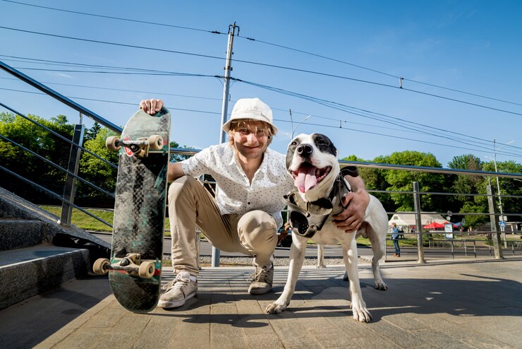 Photo スケートボーダーの練習と路上でのジャンプ。