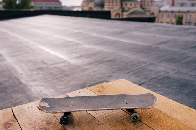 Primo piano dello skateboard con lo spazio della copia. hobby per giovani, street style urbano, sfondo sportivo pericoloso