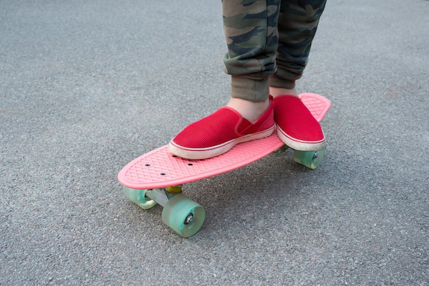 Skateboard en benen close-up Schaatsen op een bord gezonde levensstijl