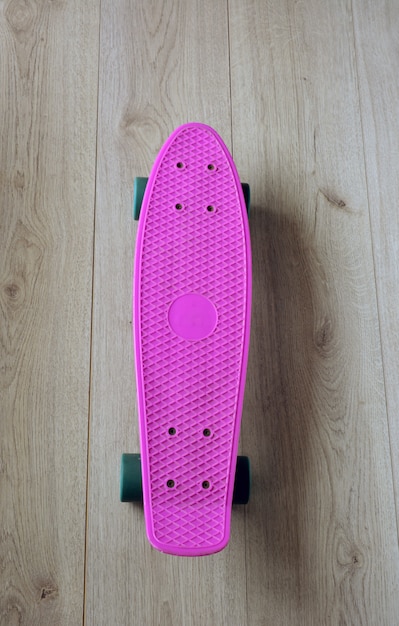 Skateboard met tas, sneakers en mobiele telefoon