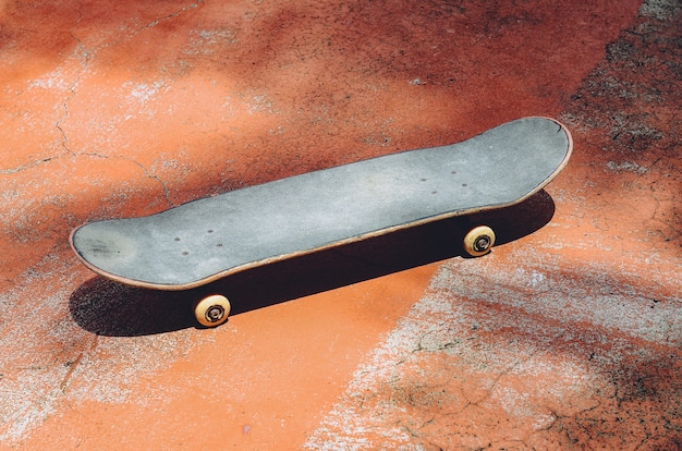 Foto skateboard su un vecchio campo da tennis, concetto di pattinaggio copia spazio