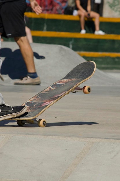 skateboarden met de voet in het skatepark