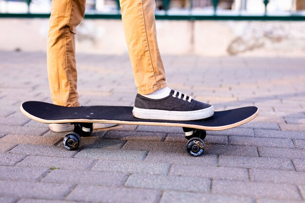 Skateboarder benen rijden skateboard op straat in de stad