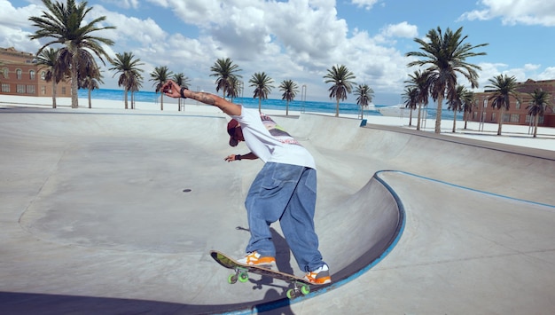 Skateboarder doet een truc in een skatepark