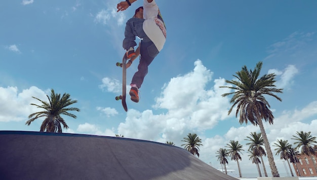 Skateboarder doet een truc in een skatepark