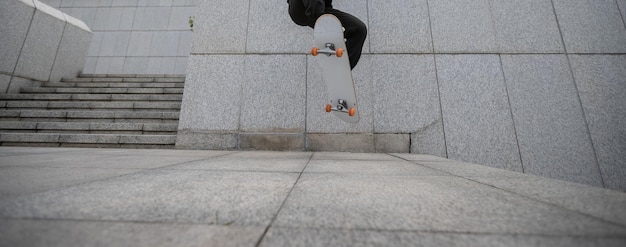 Skateboarder skateboarden in de moderne stad