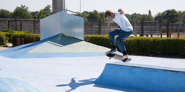 Skateboarder sprong in de straat van onderen tienerjongen shate park