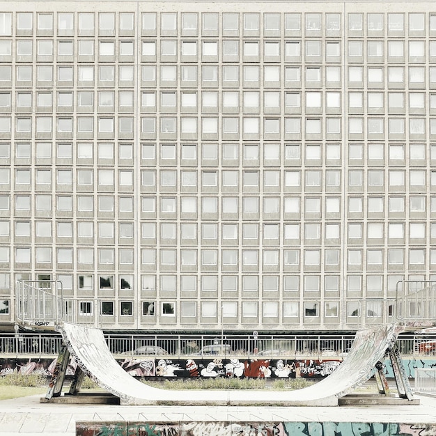 Foto rampa per skateboard contro un edificio nel parco