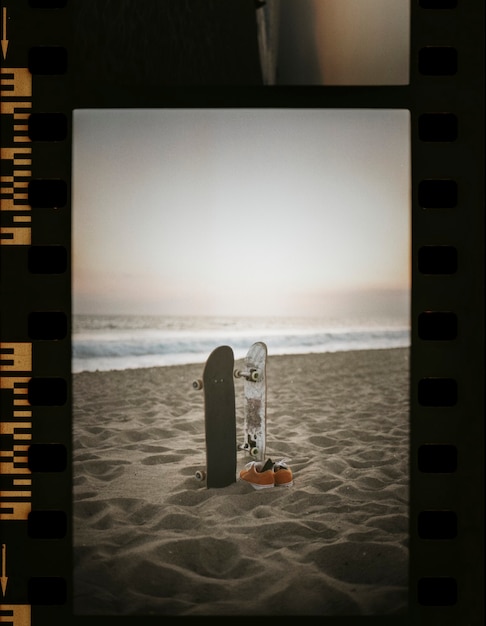 Skateboards op het strand in een filmstrip