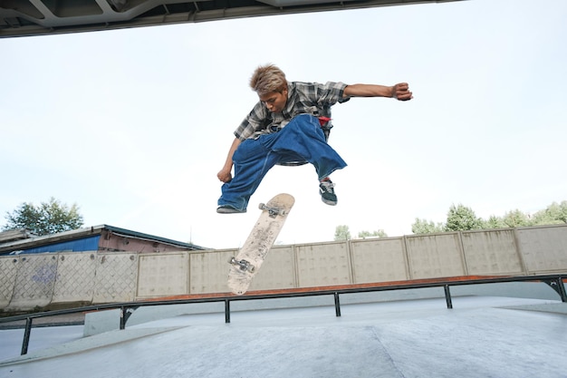 Skateboardtruc in de lucht