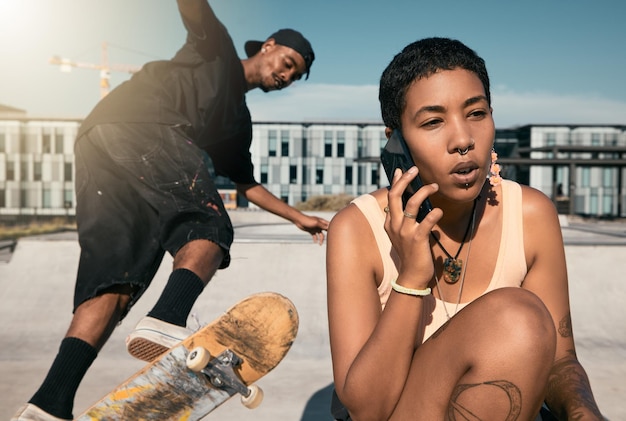 Skateboardzomer en telefoontje met vrienden in de stedelijke ontmoetingsplaats in de zon samen Skater-mensen in recreatiefaciliteit voor buitenactiviteiten en 5g mobiele verbinding in New York