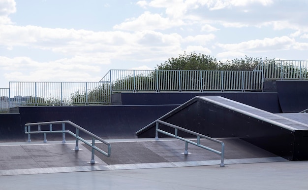 Skatepark overdag leeg skatepark zonder mensen skateparkhellingen