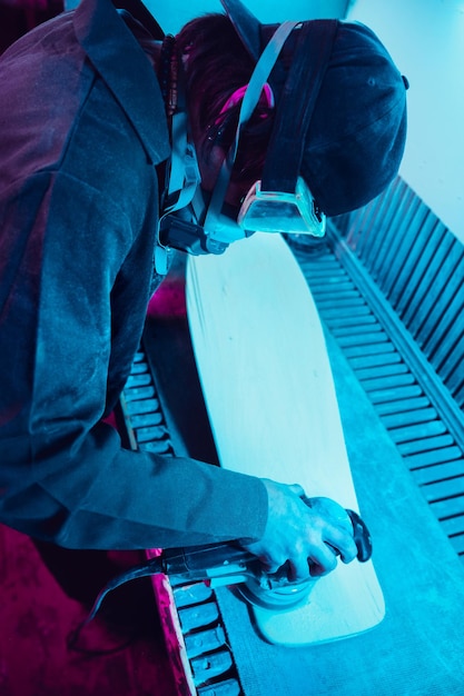 Skater bezig met het maken van zijn eigen skateboard, longboard - open bedrijfsconcept