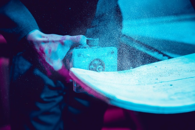 Skater bezig met het maken van zijn eigen skateboard