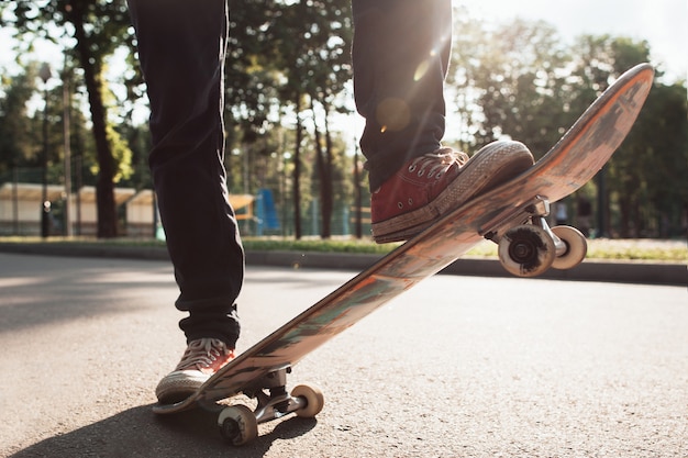 Skater doet een truc-oefening.