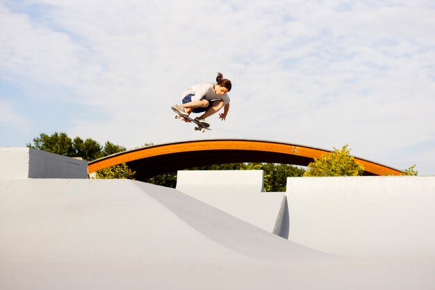 Pattinatore che fa un trucco incredibile nel nuovissimo skatepark